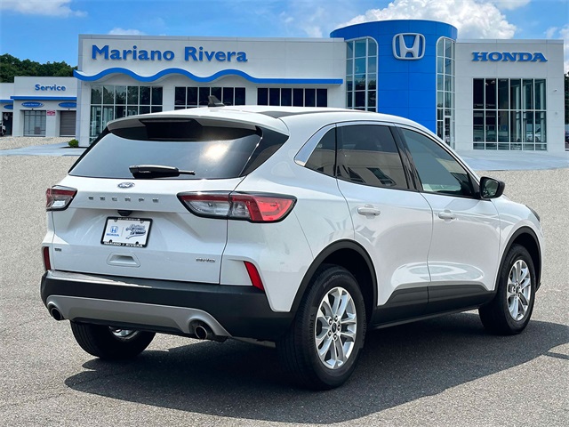 2022 Ford Escape SE photo 2