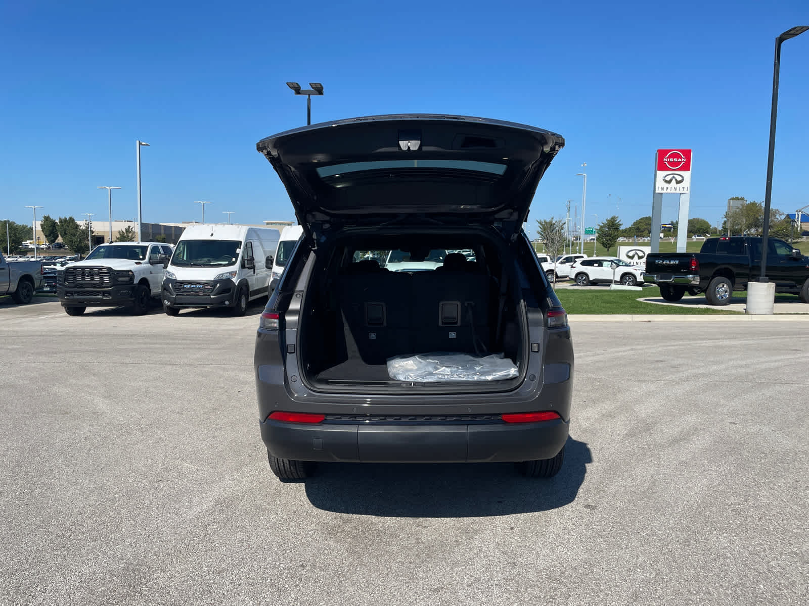 2025 Jeep Grand Cherokee Altitude photo 10