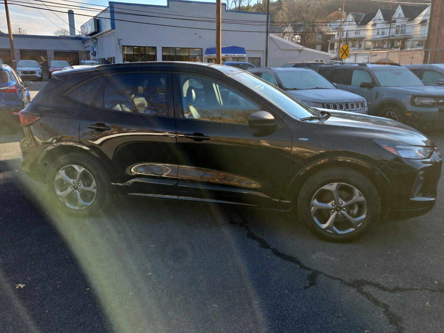 2023 Ford Escape ST-Line photo 4