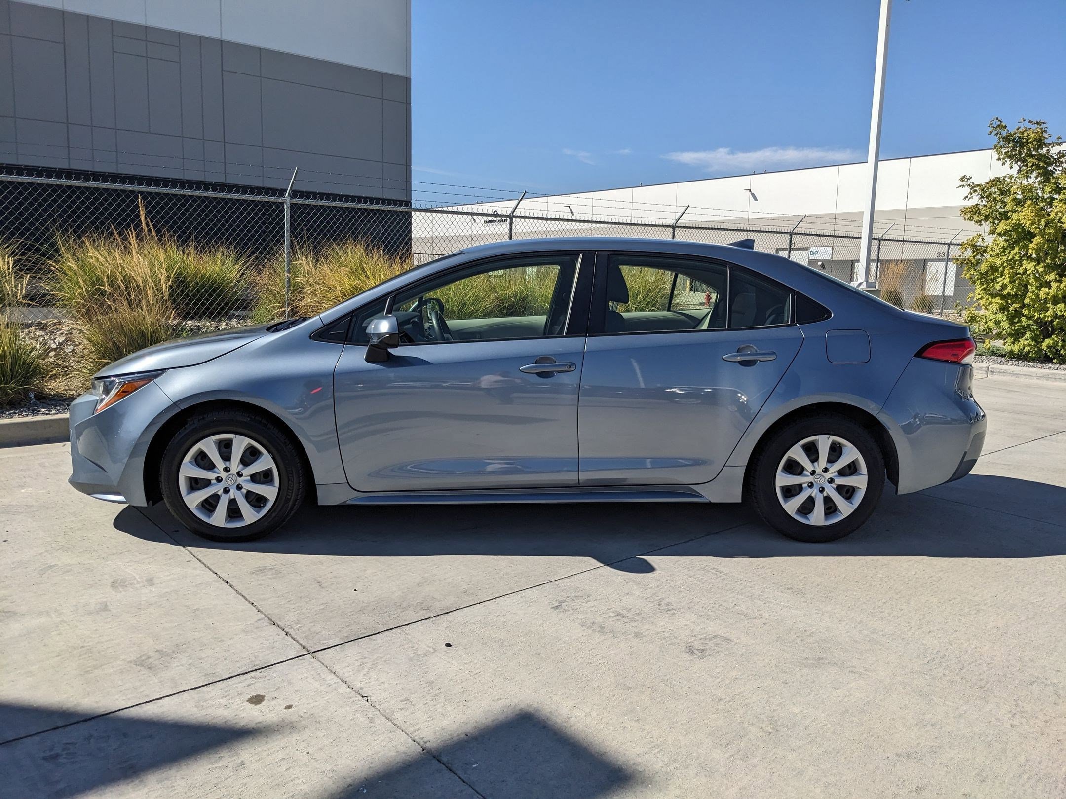 2022 Toyota Corolla LE photo 2