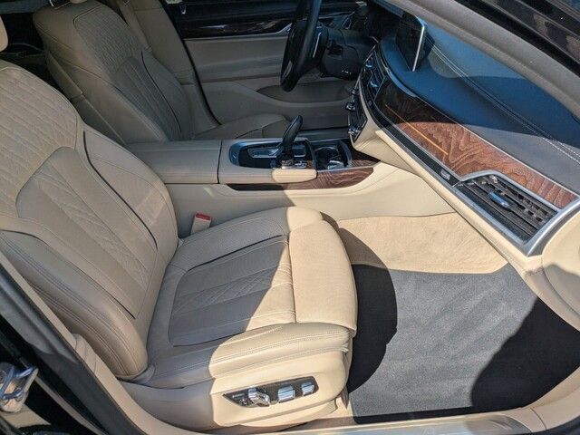 2020 Bmw 750i xDrive Sedan photo 29