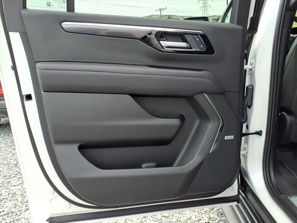 2025 Chevrolet Suburban RST photo 6