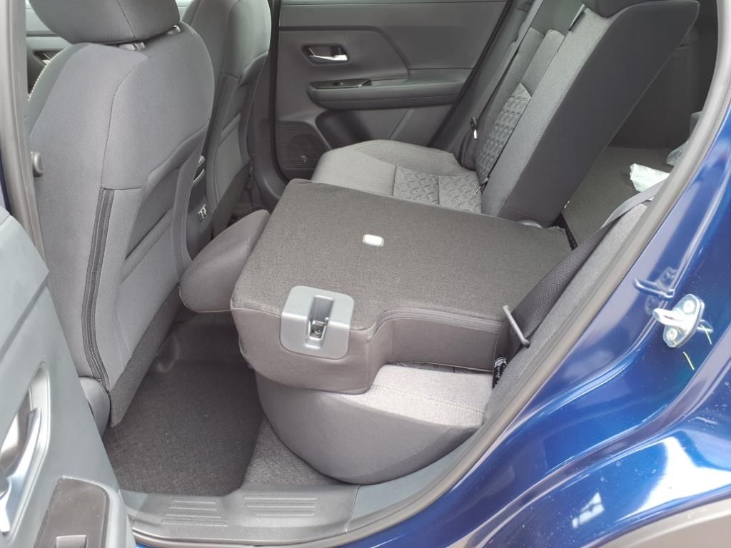 2025 Nissan Kicks SV photo 11