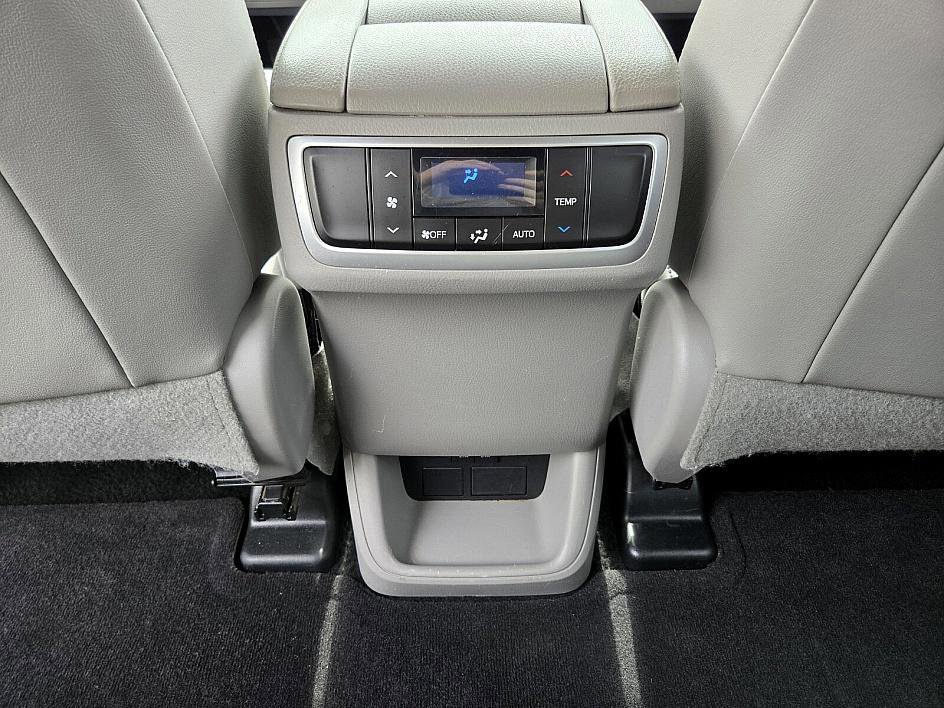 2019 Toyota Highlander LE Plus photo 12