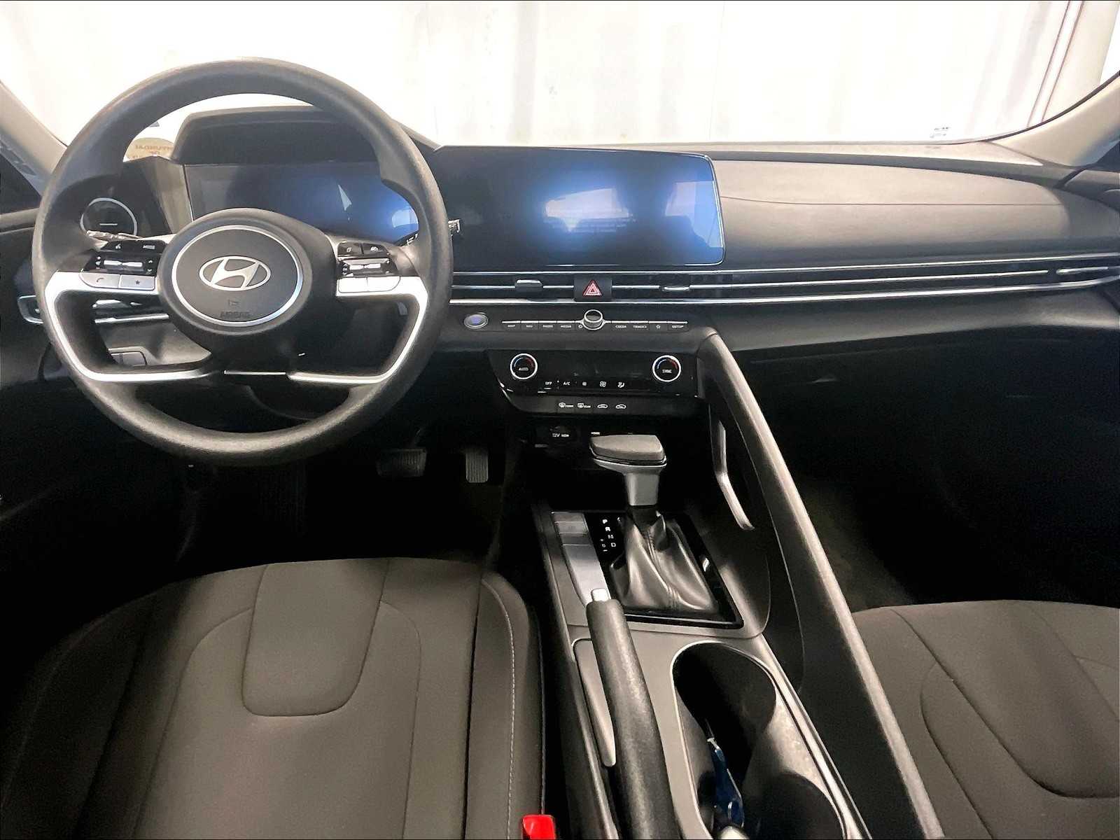 2024 Hyundai Elantra SEL photo 21