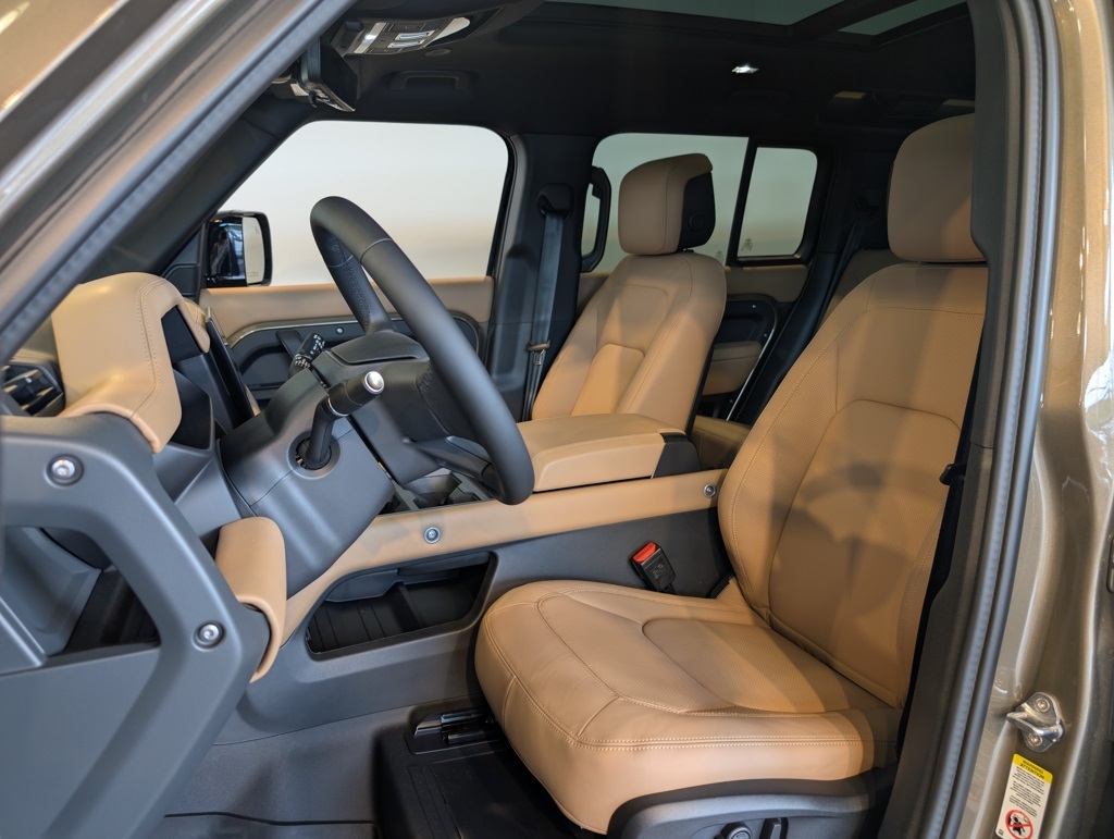 2025 Land Rover Defender 110 S photo 10