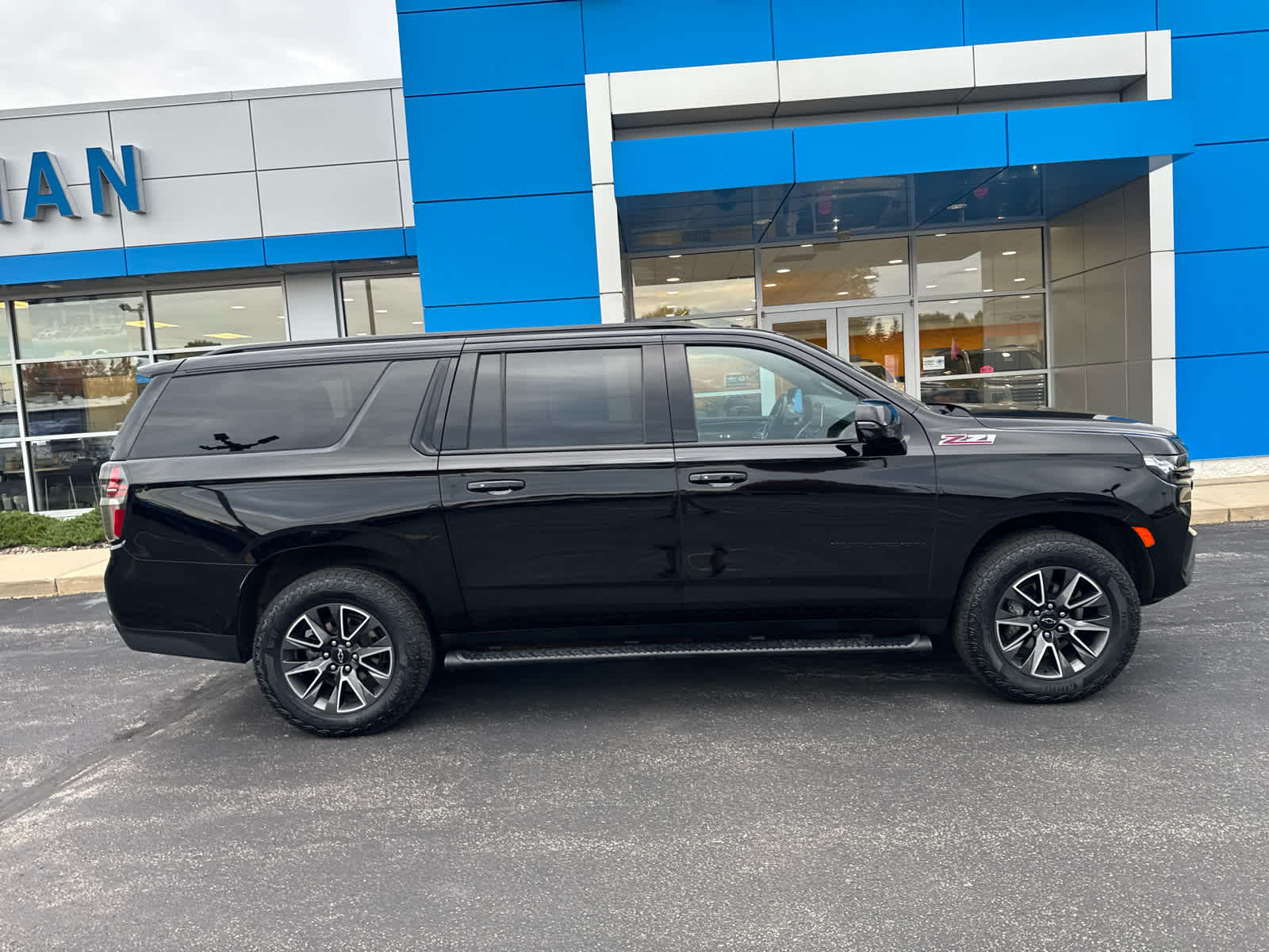 2023 Chevrolet Suburban Z71 photo 3
