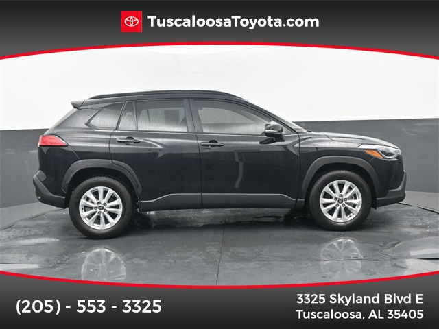 2025 Toyota Corolla Cross LE's photo