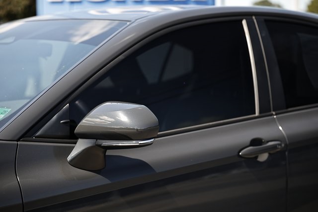 2025 Toyota Camry SE photo 4