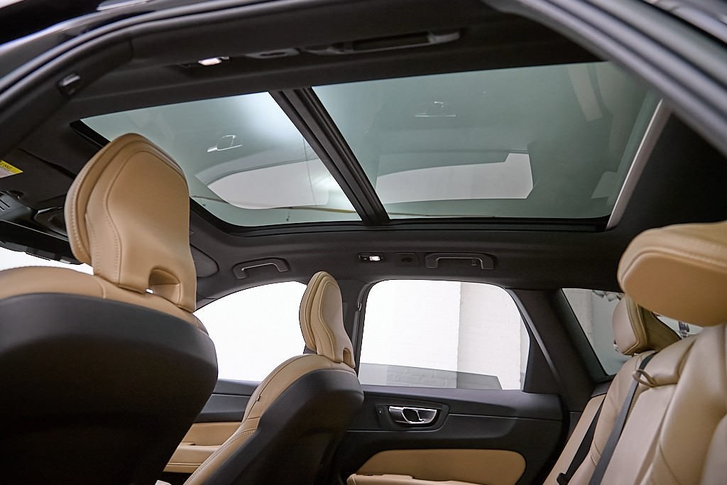 2023 VOLVO XC60 - Image 20