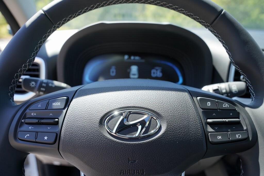 2025 Hyundai Venue SEL photo 15