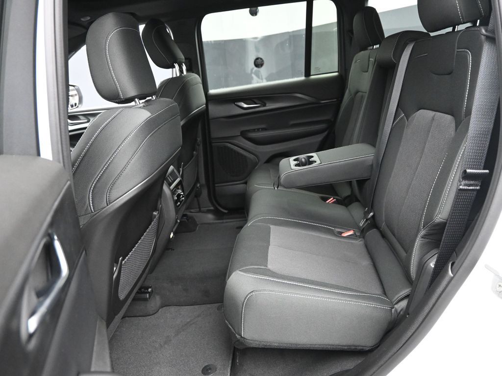 2025 Jeep Grand Cherokee Laredo X photo 9