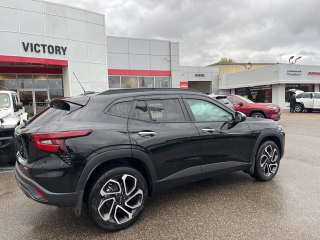 2025 Chevrolet Trax photo 2