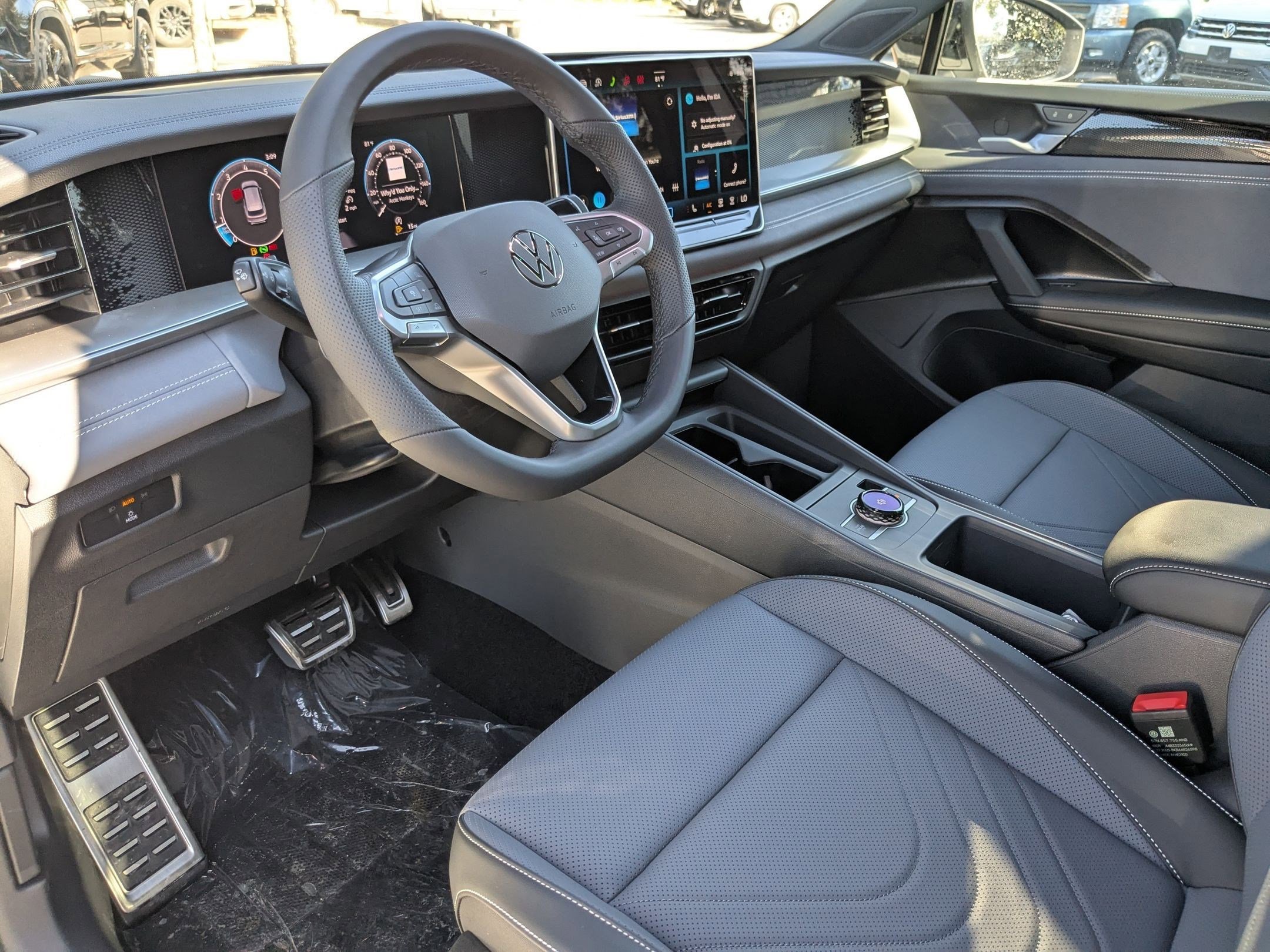 2026 Volkswagen Tiguan SE R-Line Black photo 3