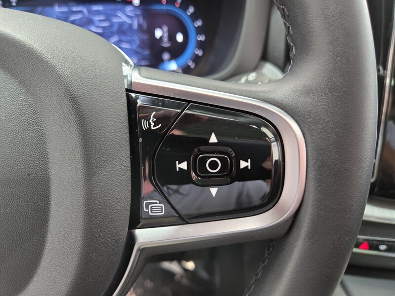 2025 Volvo XC60 B5 Plus photo 32