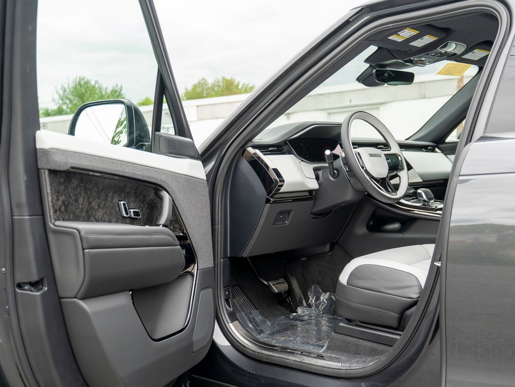 2025 Land Rover Range Rover Sport SE photo 10