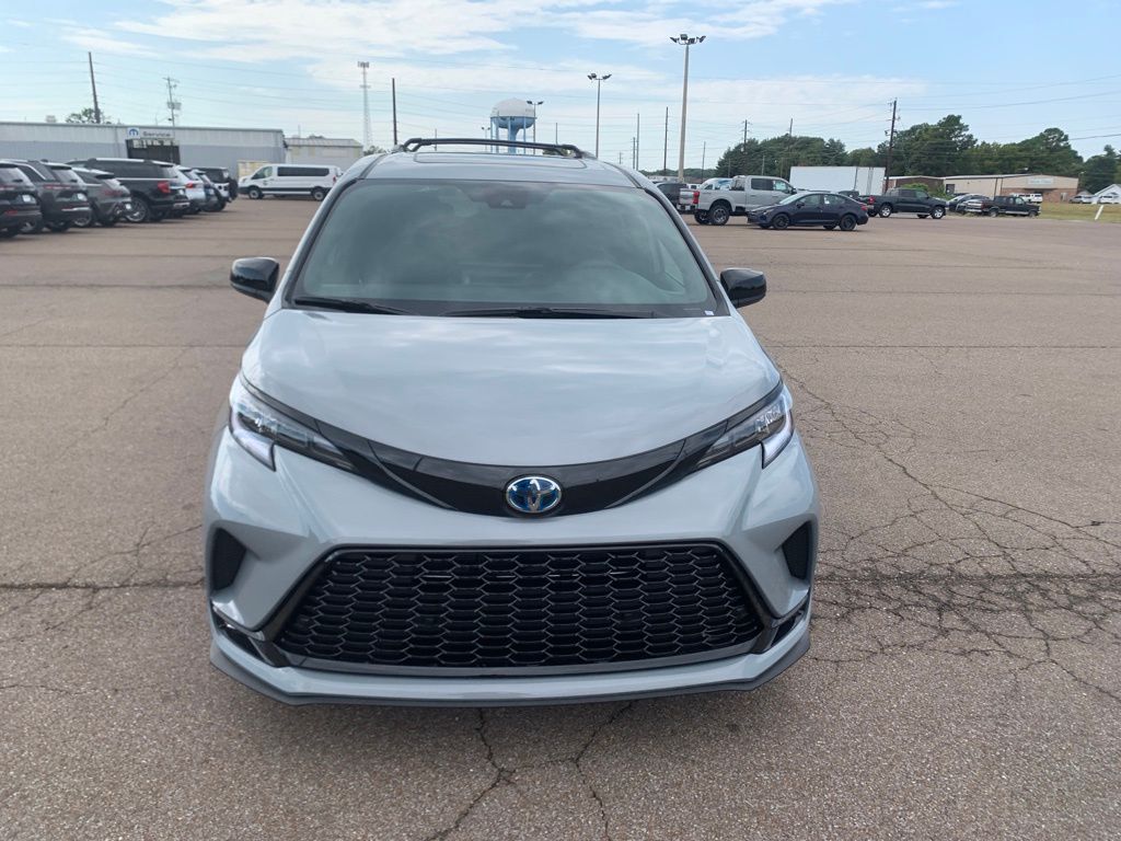 2025 Toyota Sienna XSE photo 2
