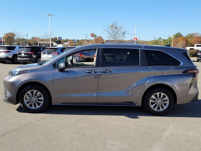 2024 Toyota Sienna LE photo 4