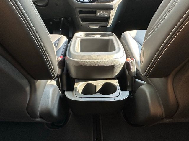 2025 Chrysler Pacifica photo 32