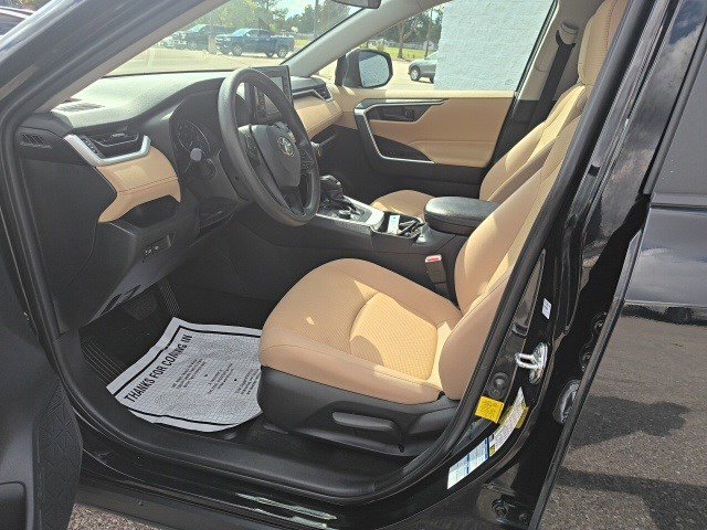 2022 Toyota RAV4 LE photo 11