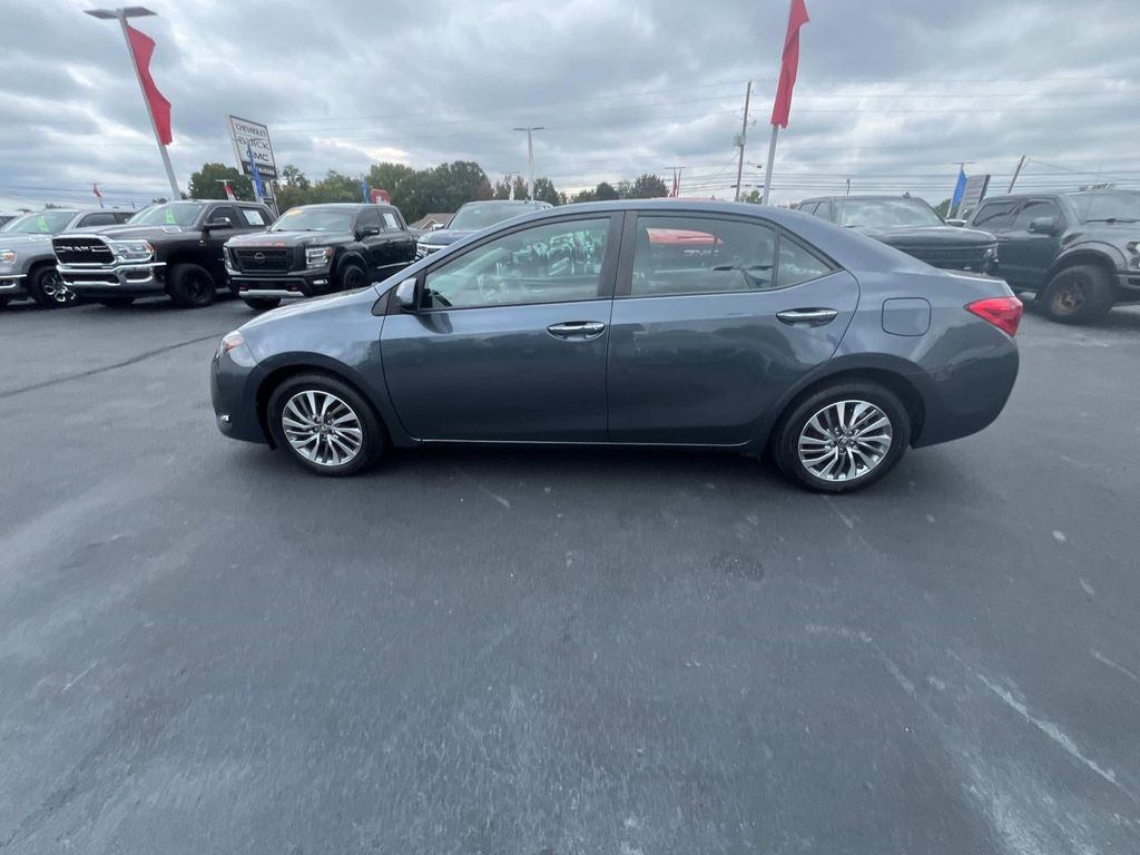 2019 Toyota Corolla XLE photo 4