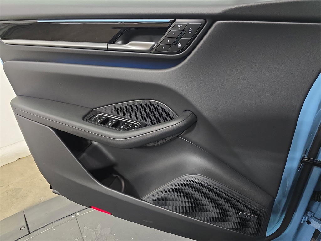 2025 Porsche Macan Electric photo 21