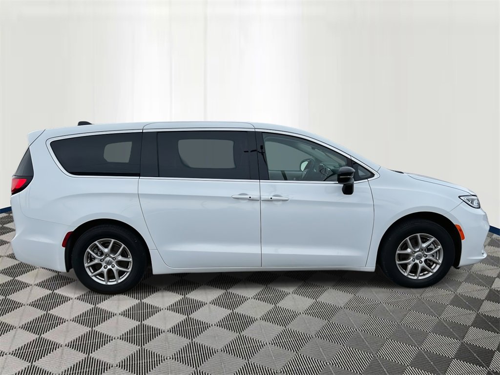 2024 Chrysler Pacifica Touring L photo 6