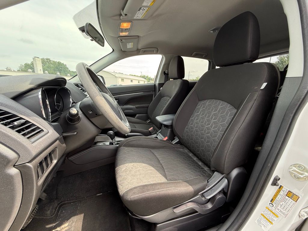 2020 Mitsubishi Outlander Sport ES photo 2