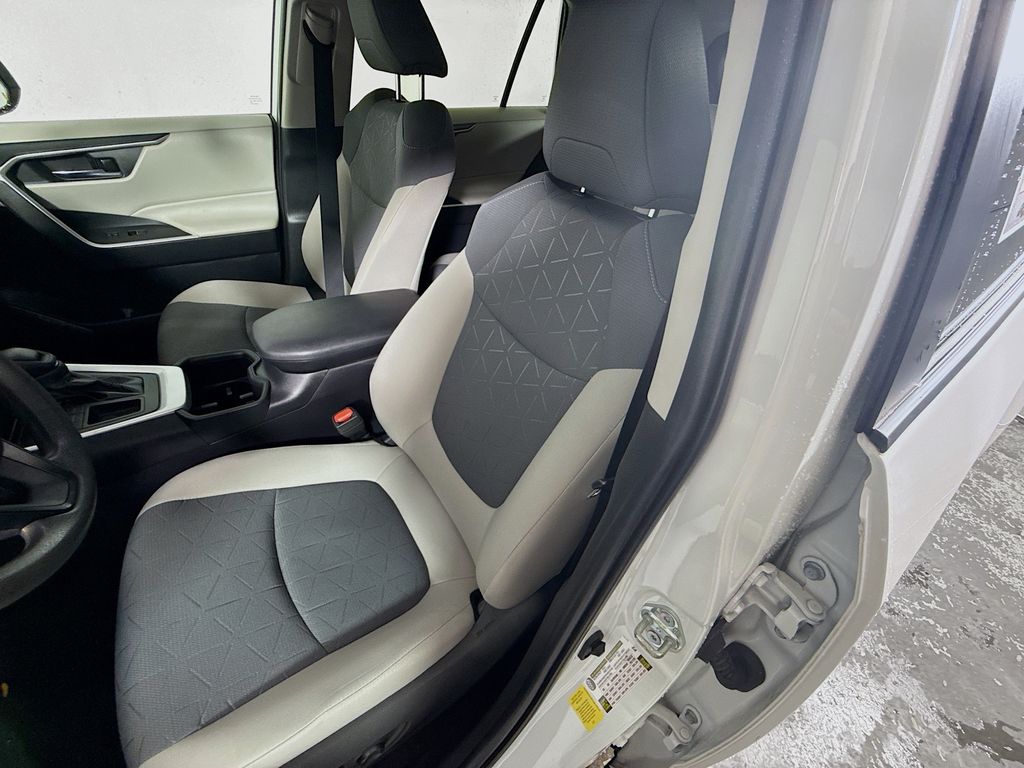 2023 Toyota RAV4 XLE photo 17