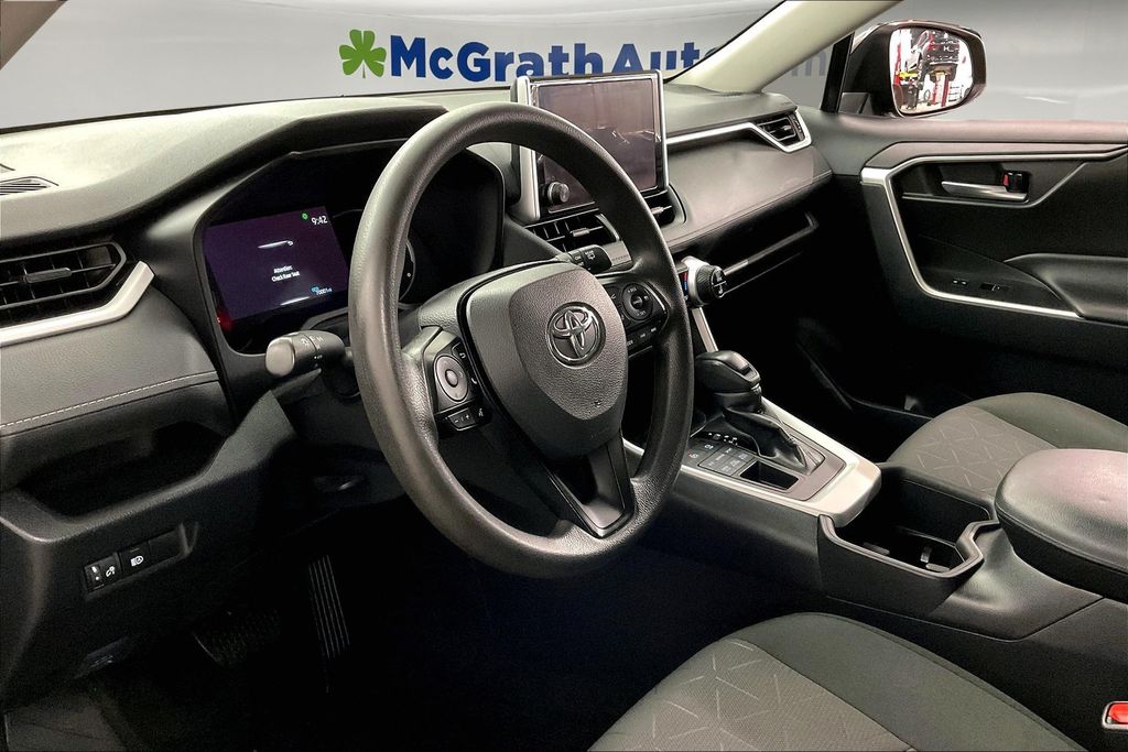 2024 Toyota RAV4 XLE photo 12
