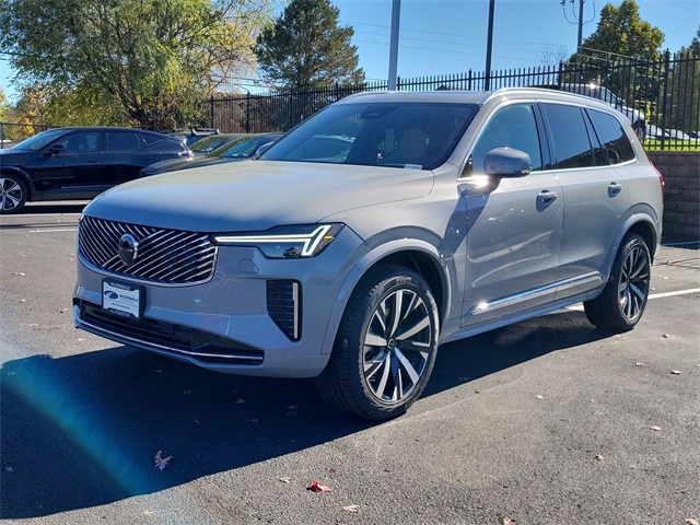 2025 Volvo XC90 Core's photo