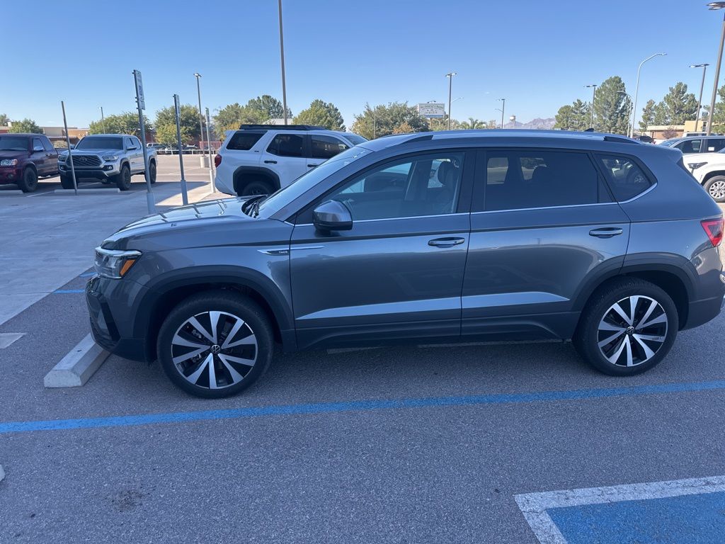 2024 Volkswagen Taos SE photo 3