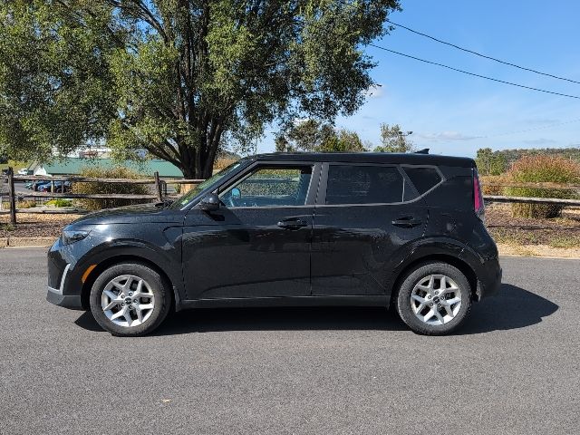 2023 Kia Soul LX photo 3