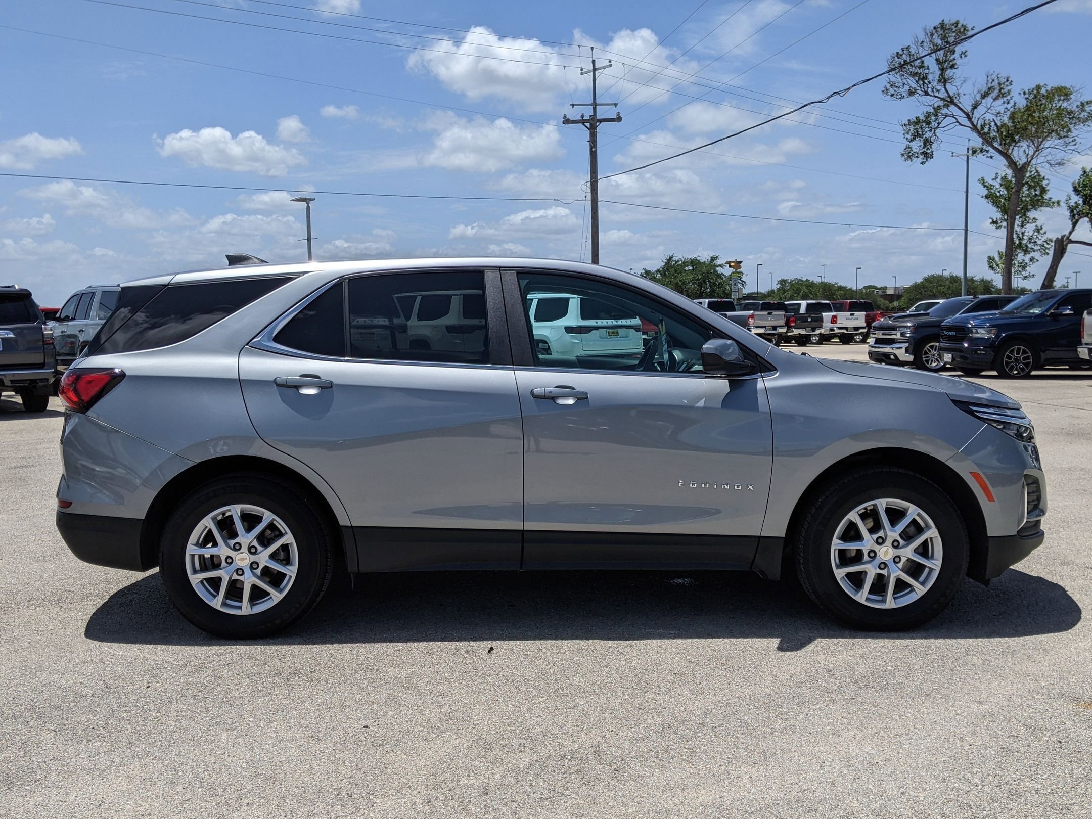 2023 Chevrolet Equinox LT photo 2