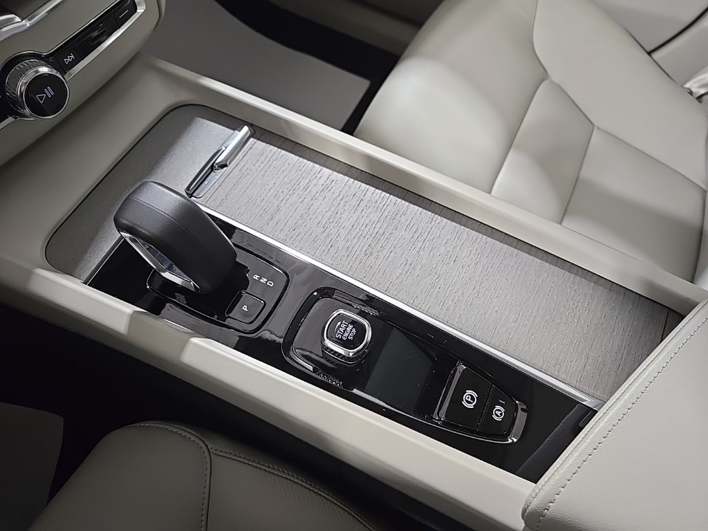 2024 Volvo XC60 B5 Plus photo 12