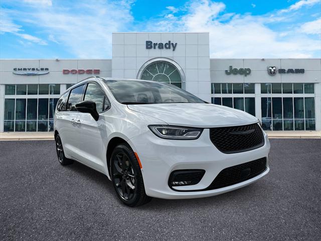 2024 Chrysler Pacifica Touring L's photo