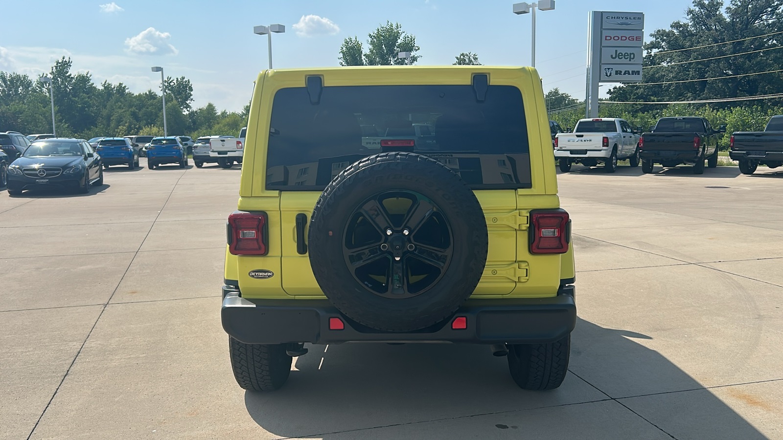 2023 Jeep Wrangler Sahara Altitude photo 4