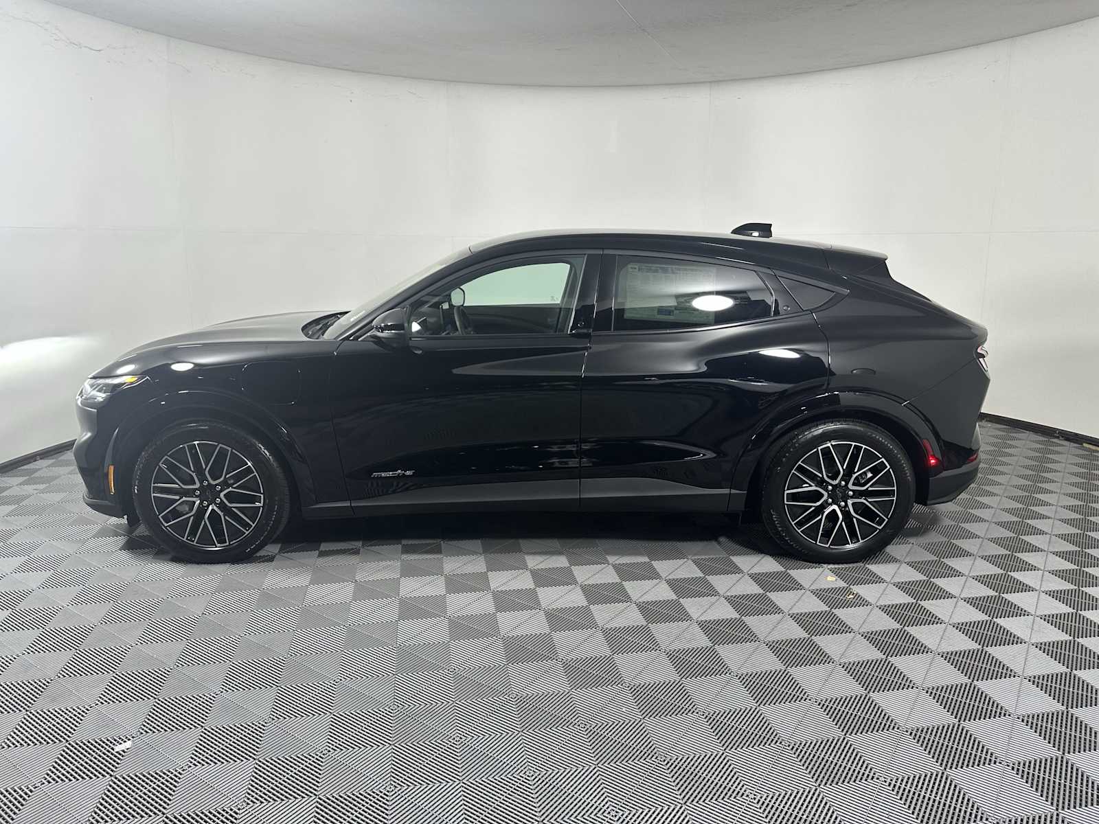 2025 Ford Mustang Mach-E Premium photo 4