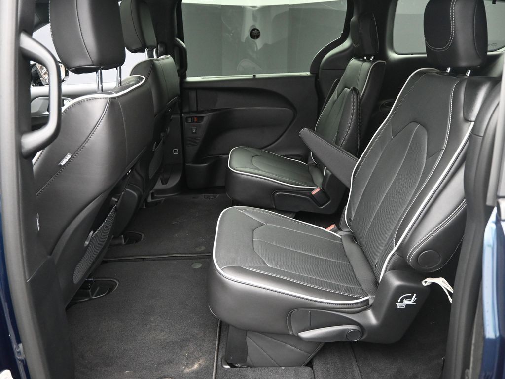 2025 Chrysler Pacifica Limited photo 8
