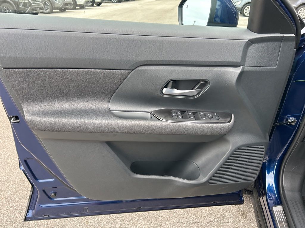 2025 Nissan Kicks SV photo 9