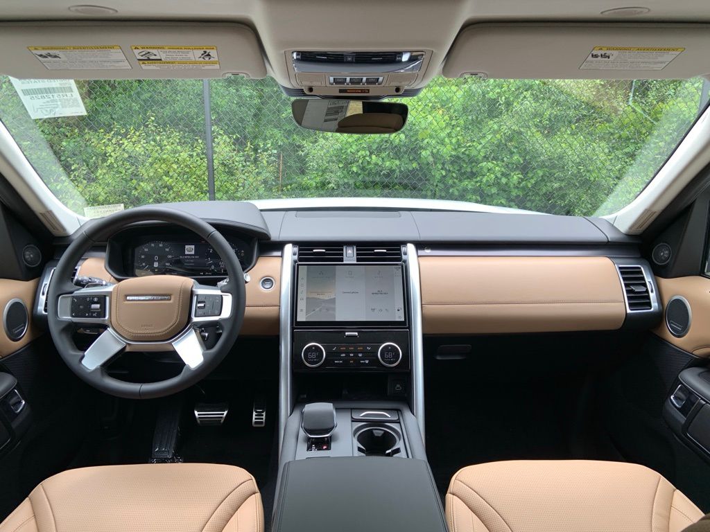 2025 Land Rover Discovery Metropolitan Edition photo 17