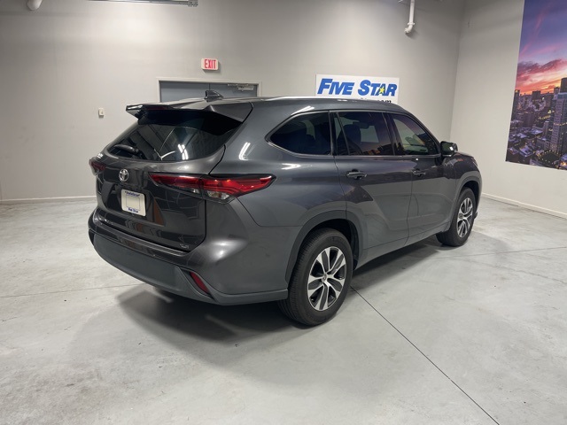 2021 Toyota Highlander XLE photo 3