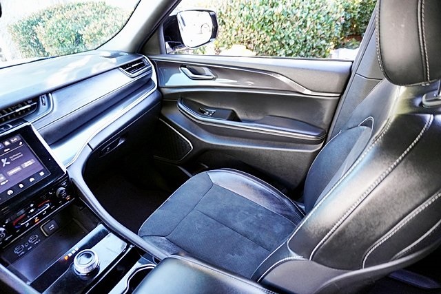 Used 2021 Silver Jeep Altitude image 23