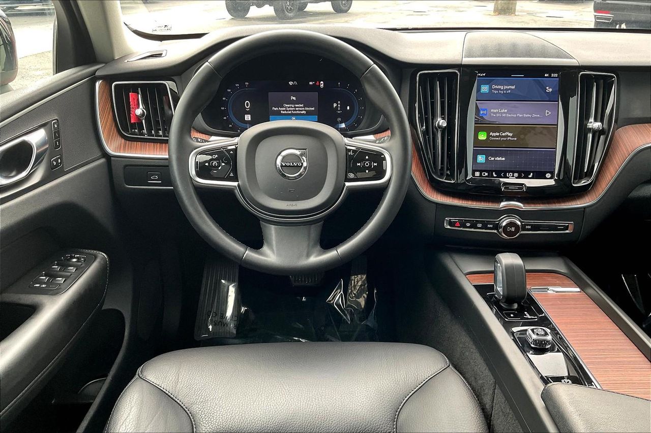 2023 Volvo XC60 B5 Plus photo 8