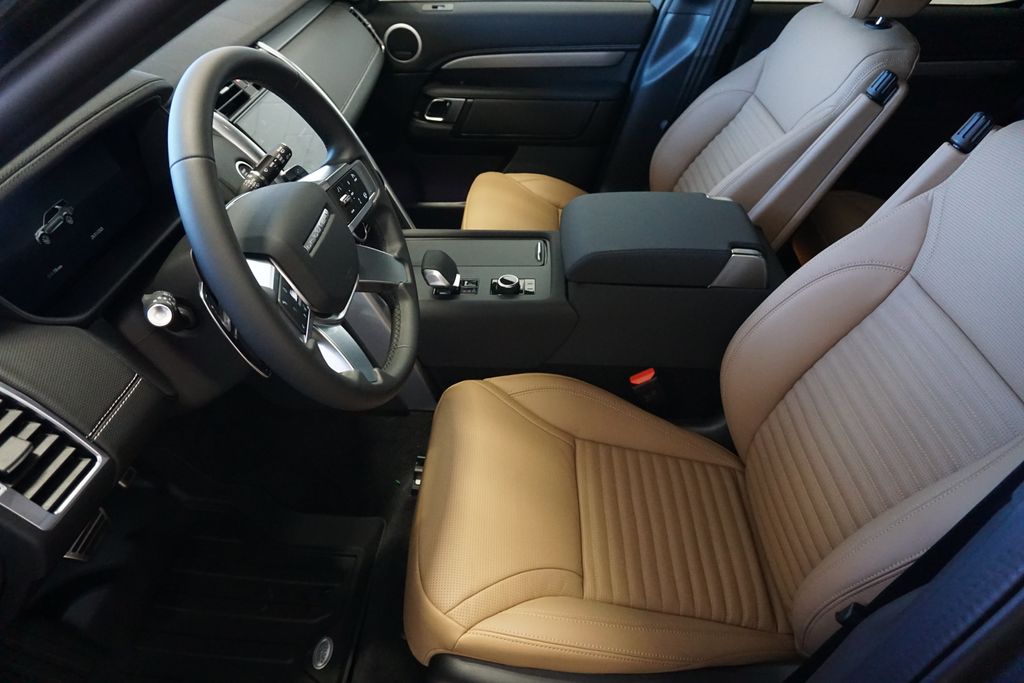2025 Land Rover Discovery SE photo 18