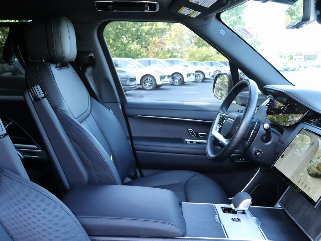 2025 Land Rover Range Rover SE photo 8