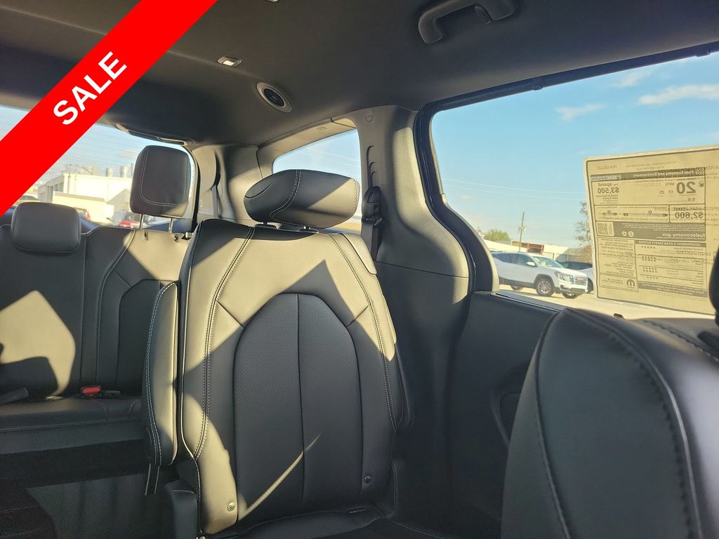 2025 Chrysler Pacifica photo 14