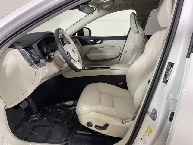 2025 Volvo XC60 T8 Plus photo 3