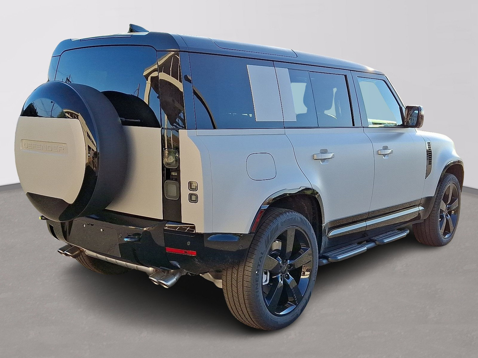 2026 Land Rover Defender 110 X-Dynamic SE photo 3