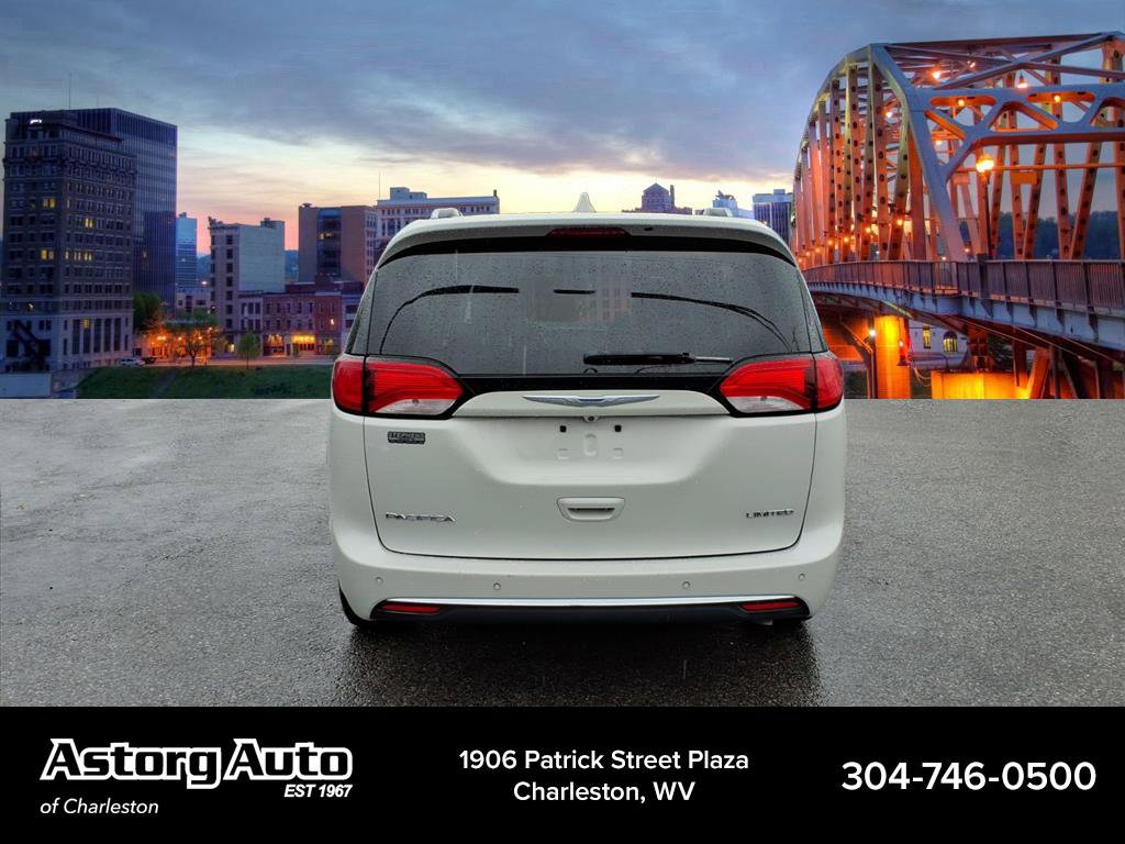 2017 Chrysler Pacifica Limited photo 3